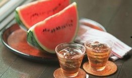 过量吃瓜容易腹痛腹泻吗 吃瓜网每日大赛,过量吃瓜引发腹痛腹泻？揭秘夏日消暑美食的适度之道